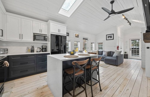 Crystal Beach House | 7-min Walk to the Beach! Hot Tub + Fire table