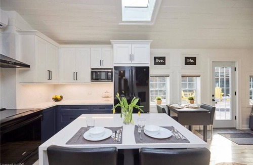 Crystal Beach House | 7-min Walk to the Beach! Hot Tub + Fire table