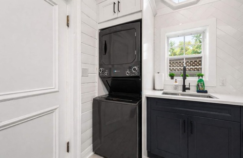 Crystal Beach House | 7-min Walk to the Beach! Hot Tub + Fire table