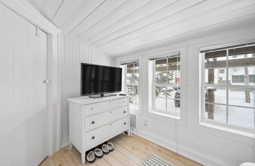 Crystal Beach House | 7-min Walk to the Beach! Hot Tub + Fire table