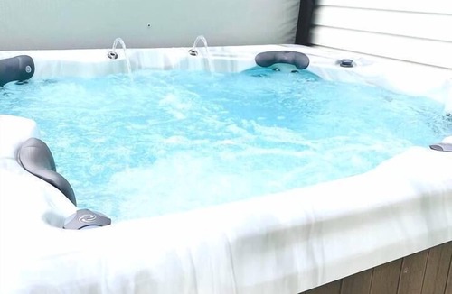 Crystal Beach House | 7 min Walk to the Beach! Palms Getaway w/Hot Tub!