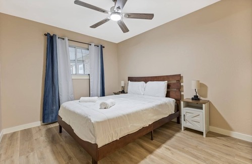 South Side House | 7 people sleep.3 bedrooms 2 bathrooms.1550 sqft home