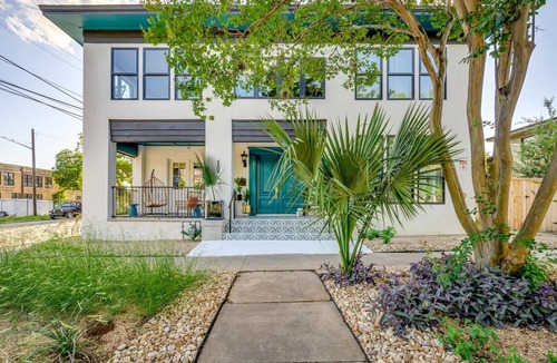 West End House | 7 Private Suites, Sleeps 25, Close to UT Stadium!