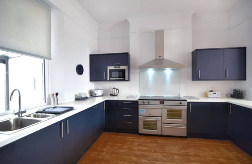 Seaton House | 7 SEAFIELD ROAD, pet friendly, with a garden in Seaton, Devon