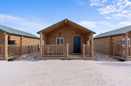 St. Charles Cabin | #7 Western Cabin w/AC, Fire Pit & BBQ!