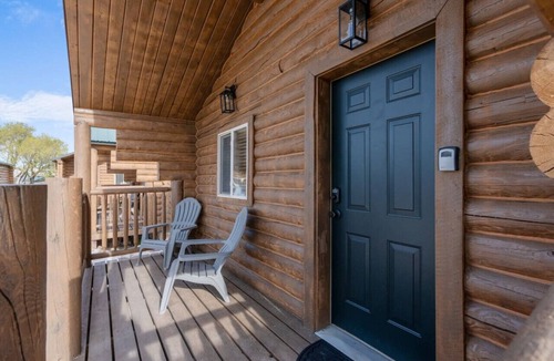 St. Charles Cabin | #7 Western Cabin w/AC, Fire Pit & BBQ!