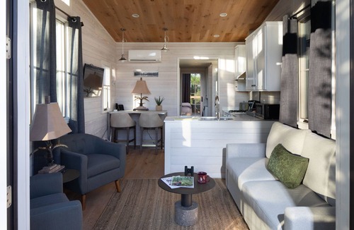 Wyoming Cabin | 70+ Amenities | Cabin w/2-Story Windows + Studio