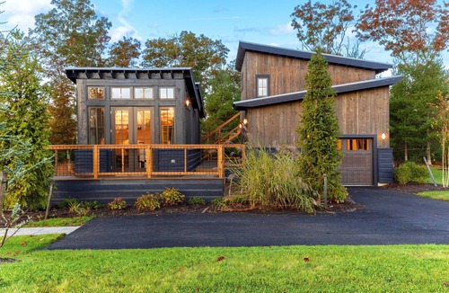 Wyoming Cabin | 70+ Amenities | Cabin w/2-Story Windows + Studio