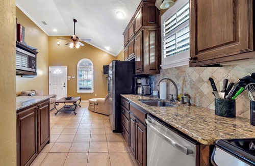 Gilmer House | 700+ acre farm with ponds and a hot tub! Perfect for entertaining!