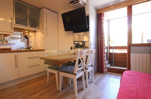 Eclose-Est Apartment | 70m from shops, 2nd floor, tv, 25m², Alpe d'Huez
