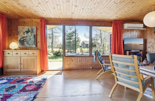 Hou House | 70s holiday home with sea view near Hals