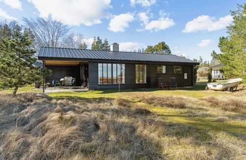 Hou House | 70s holiday home with sea view near Hals