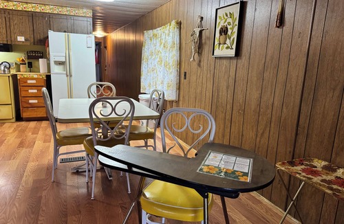 Roseburg House | 70s Retro Lounge