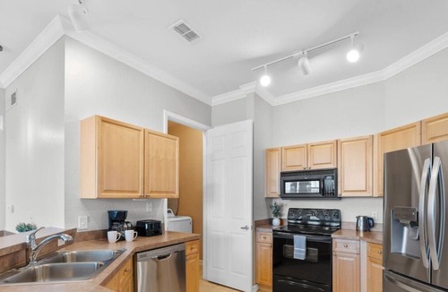 Loughman Apartment | 721TR 2BR Condo APT Heated Pool HotTub King Bed