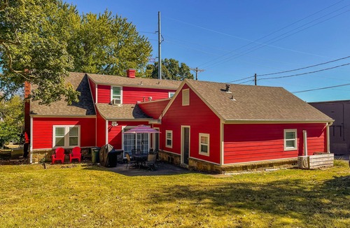 Fayetteville House | 75 Yards from Dickson, walk to Razorback stadium!