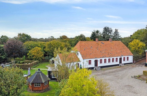 Skovbyballe House | 750 m2 countryside idyll with activity room
