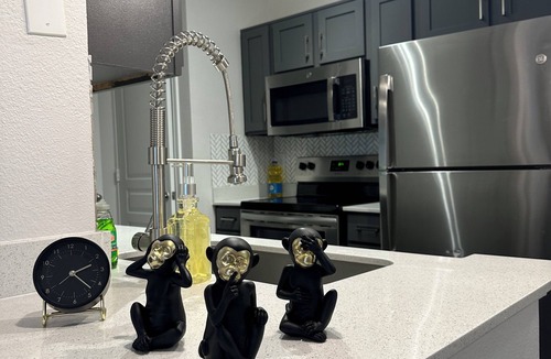 South Central Houston Apartment | 7550 Kirby Dr