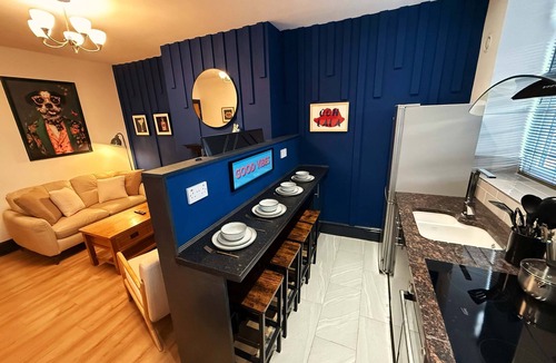 Warrington Apartment | 775sqft Town Centre 2 Luxury King Beds,Work Desks