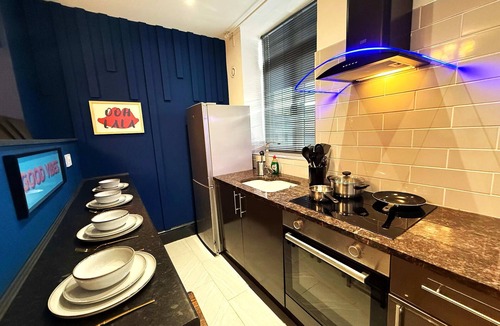 Warrington Apartment | 775sqft Town Centre 2 Luxury King Beds,Work Desks