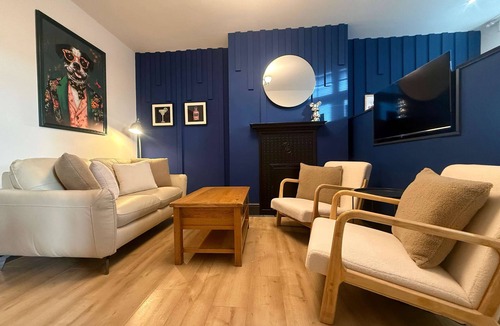 Warrington Apartment | 775sqft Town Centre 2 Luxury King Beds,Work Desks