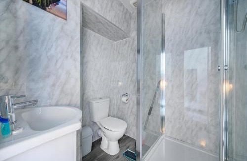 Bradford Apartment | 78F6 Modern & Cosy Studio