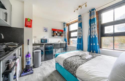 Bradford Apartment | 78F6 Modern & Cosy Studio