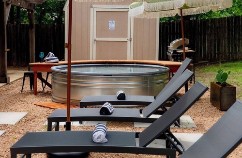 Sweetbriar House | 7BD Southwestern Retreat - Pool - Outdoor Dining - Gym - PingPong - 10 Min to DT
