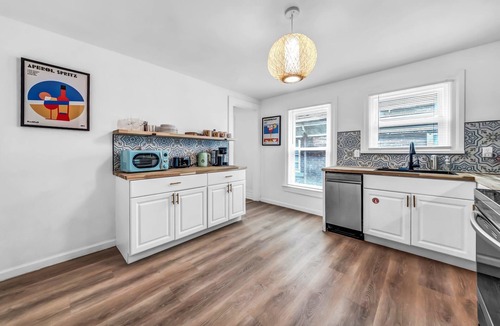 Downtown Niagara Falls House | 7bdrm, 3baths, 2 kitchens, mins to falls, Arcade, WiFi, AC, parking