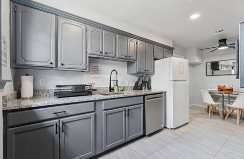 Midwest City House | 7BR | 12 mins Tinker AFB | Sleeps 16, fenced yard