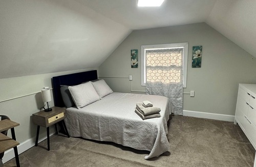 Cortland House | 7BR/3BA Home on Lincoln