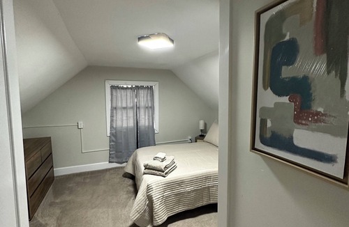 Cortland House | 7BR/3BA Home on Lincoln