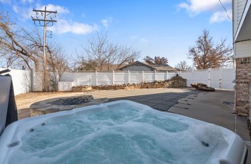Warr Acres House | 7BR Lakehome For Relocation & Extended Stays #NH