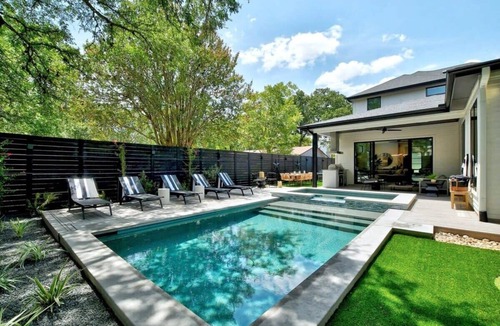 Montopolis House | 7BR Private Villa | Heated Pool & Outdoor Oasis