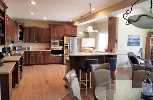 Livingston House | 7BR waterfront retreat, hot tub, beach, kayaks, public side, pets, game rooms