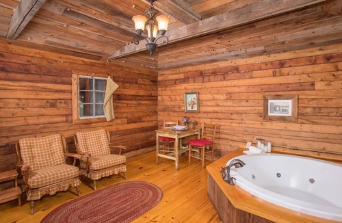 Wellborn Cabin | 7F Lodge - Batts Ferry Cabin w/Breakfast - Log Cabin w/Jacuzzi Tub and Fire Pit