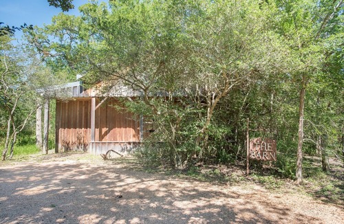 Wellborn Cabin | 7F Lodge - The Barn A Secluded Western Style Place w/Jacuzzi Tub and Breakfast