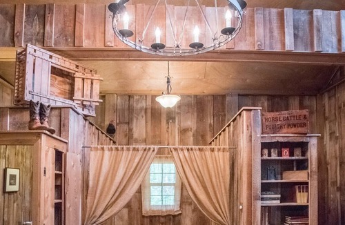 Wellborn Cabin | 7F Lodge - The Barn A Secluded Western Style Place w/Jacuzzi Tub and Breakfast