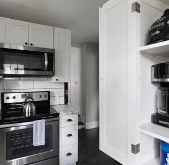Cincinnati House | 7mins to Downtow Fresh Design Office Backyard BBQ