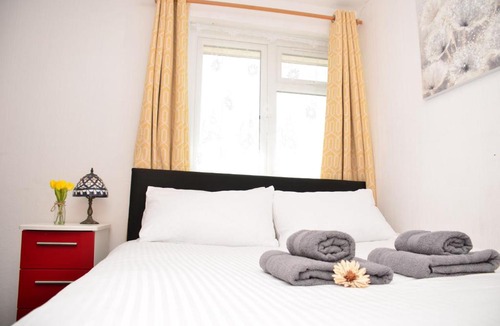 Stanwell House | (7SM-13)Dreams Serviced Accommodations- Staines/Heathrow