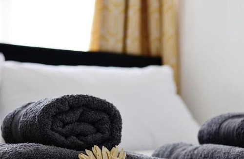 Stanwell House | (7SM-13)Dreams Serviced Accommodations- Staines/Heathrow