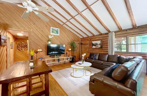 High Springs House | 8,5 Acre Hideaway with Pool, Pet Friendly Retreat