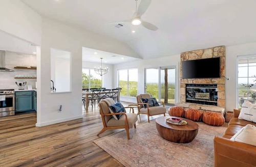 Dripping Springs House | 8 Acre Retreat - Pool, Hot Tub, Putting Green