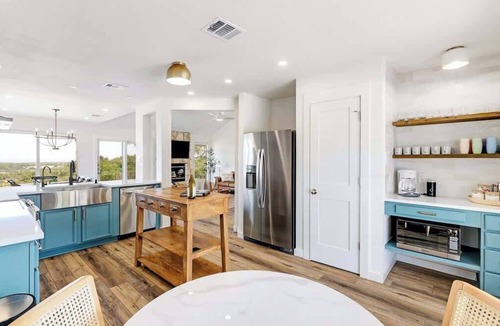 Dripping Springs House | 8 Acre Retreat - Pool, Hot Tub, Putting Green