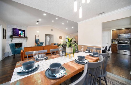 Sunbeam House | ~8-Ball Abode Sleeps 8 Pool Basin & Pool Table~