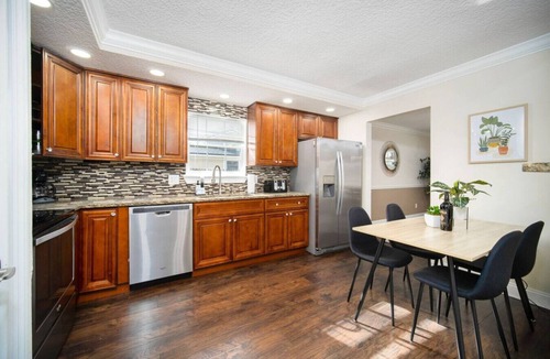 Sunbeam House | ~8-Ball Abode Sleeps 8 Pool Basin & Pool Table~