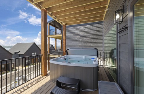Branson House | 8 bdrm/4000+ sqft home w/golf simulator, outdoor sauna, hot tub & lake views!