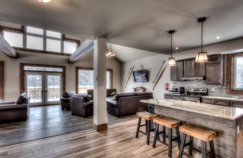The Blue Mountains Cottage | 8 bdrm STUNNING LUXURY Blue Mountain Chalet 6.5 bath
