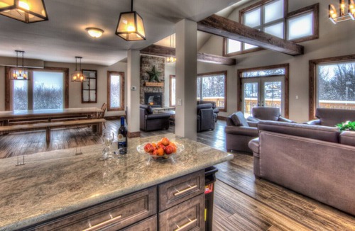 The Blue Mountains Cottage | 8 bdrm STUNNING LUXURY Blue Mountain Chalet 6.5 bath