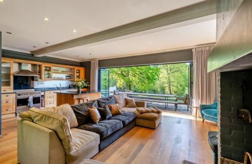 Crowborough House | 8 Bed in Crowborough 92858
