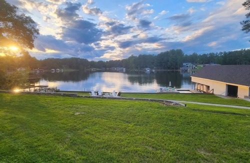 Henrico House | 8 bedroom, 4.5 Bath Lake Front Home with Boathouse. Sleeps 18
